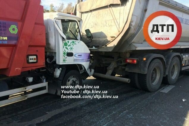 Дымовая завеса: под Киевом горящие торфяники 'столкнули' 8 авто. Фото ДТП