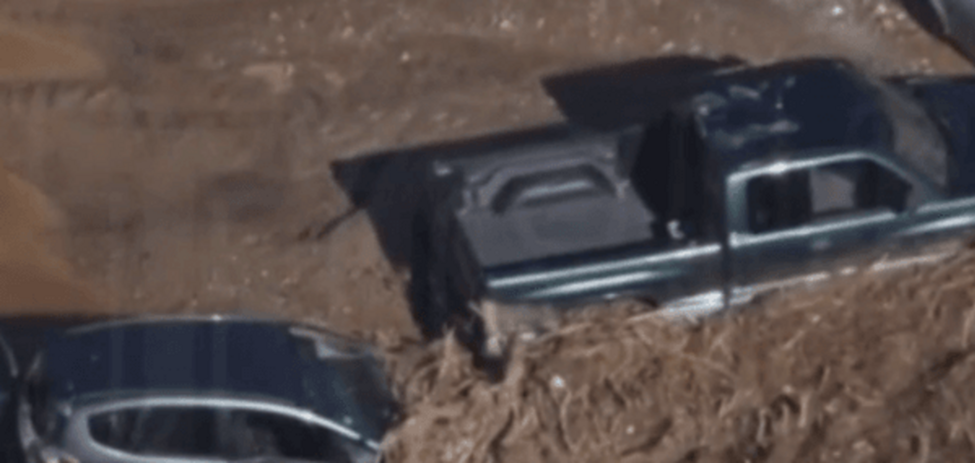 В США 2-метровый слой камней, мусора и грязи 'похоронил' сотни машин: видеофакт