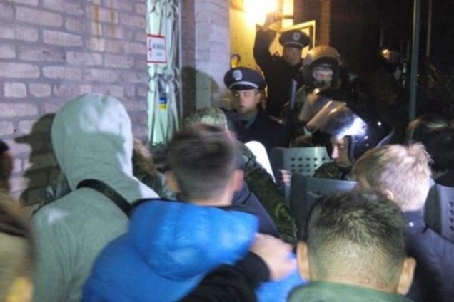 В Мариуполе активисты штурмовали типографию с бюллетенями