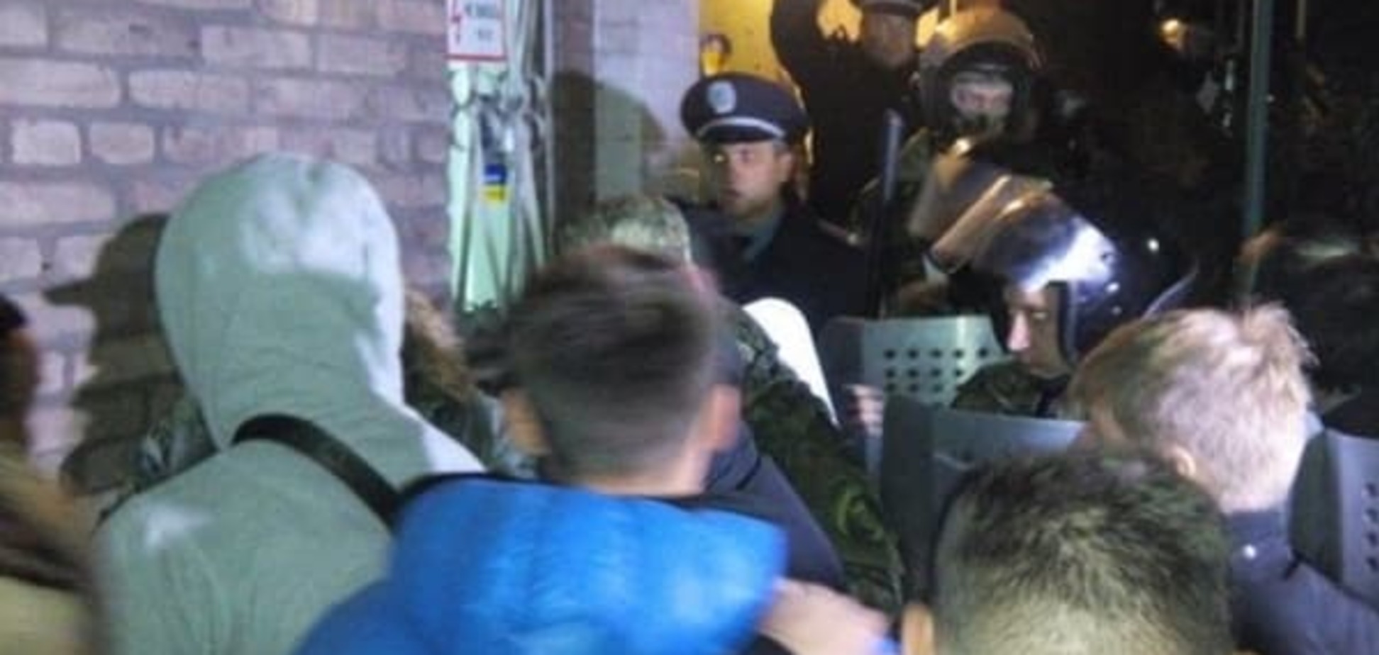 У Маріуполі активісти штурмували друкарню з бюлетенями