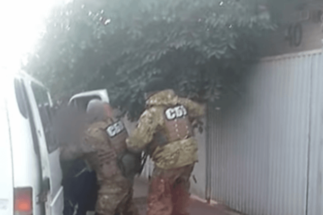 В Запорожье задержали лже-СБУшников, которые собирались похитить и пытать бизнесмена: видеофакт