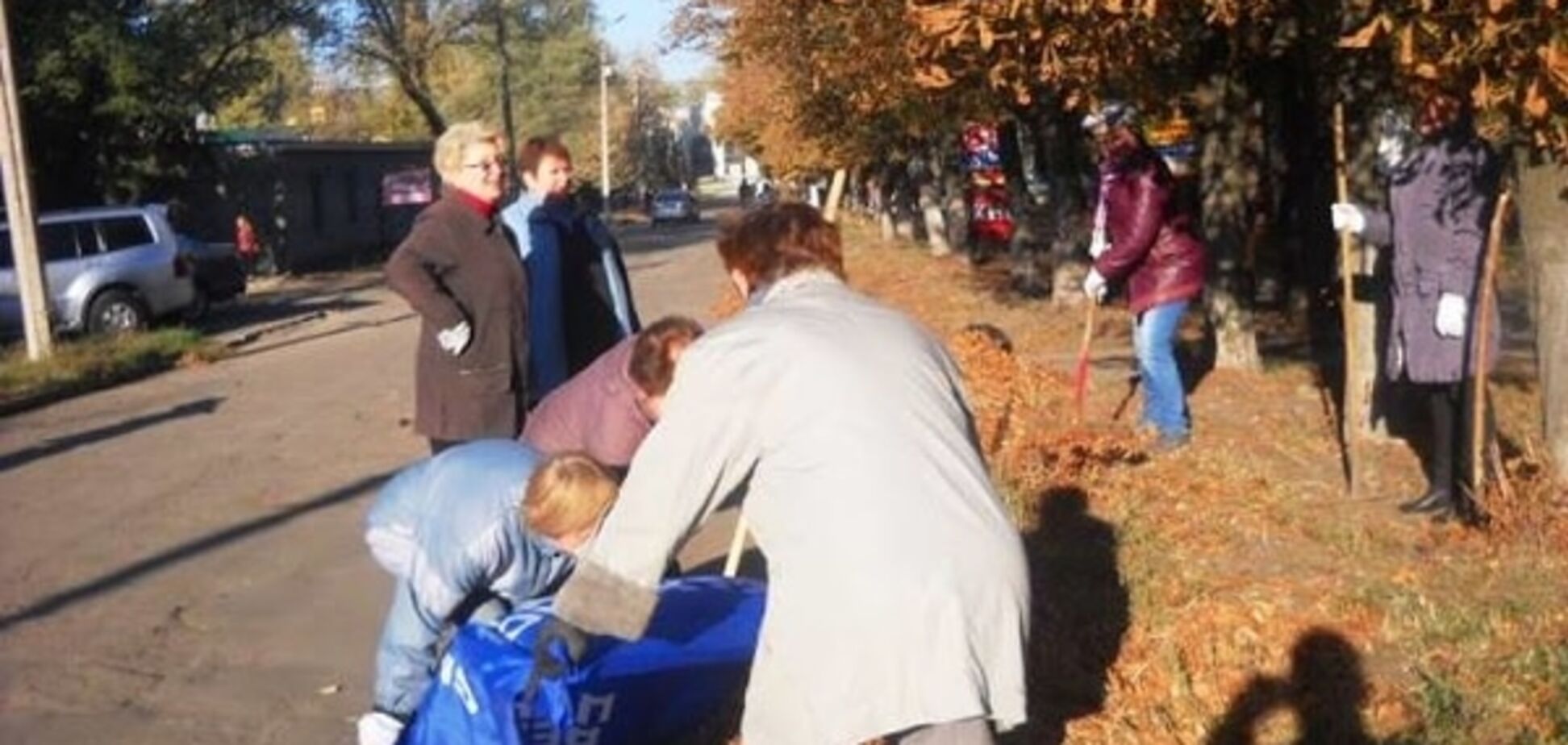 В 'ДНР' флаги Партии регионов используют вместо мешков для мусора: фотофакт