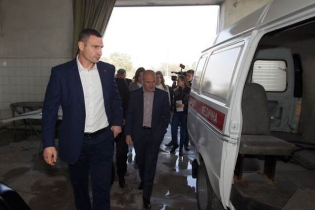 У Кличко отремонтировали и передали 17 автомобилей скорой помощи в зону АТО