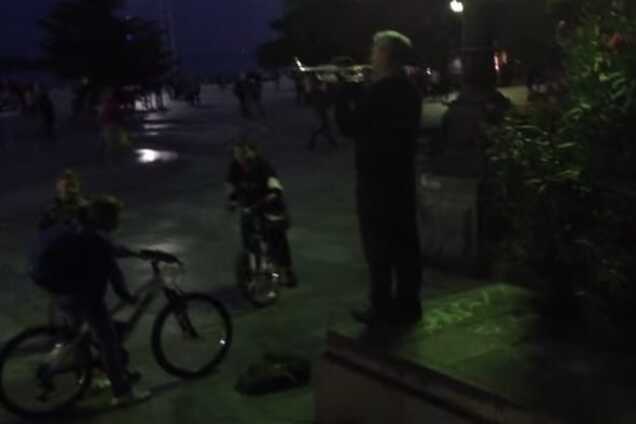 Уличный музыкант в оккупированном Крыму собрал детей Гимном Украины: видеофакт