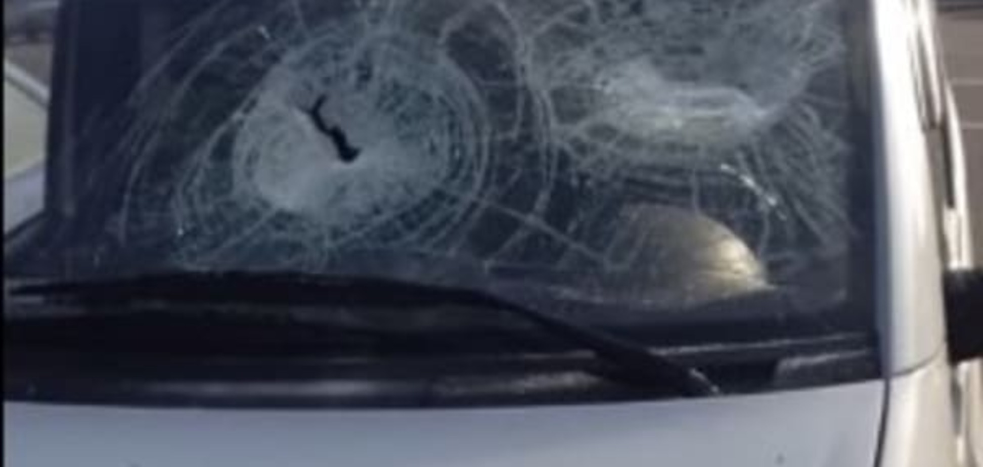 Війна за 'дах': у Києві невідомі розгромили автобуси на залізничному вокзалі, відеофакт