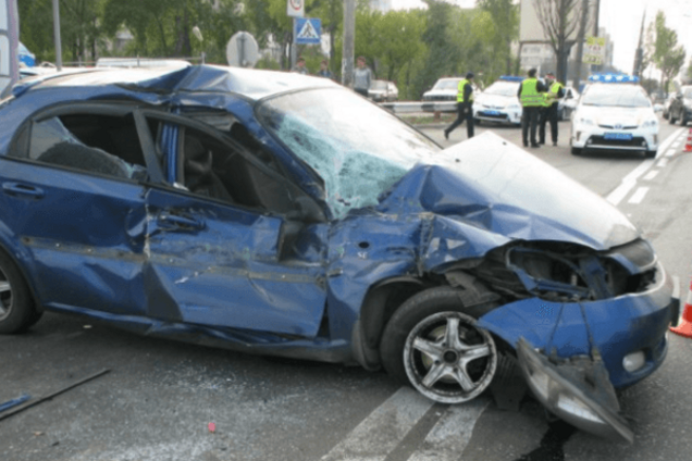 В Киеве Chevrolet на полном ходу протаранил троллейбус с людьми: опубликованы фото