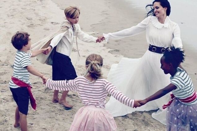 Семейное счастье: Анджелина Джоли и Брэд Питт снялись в фотосессии вместе с детьми