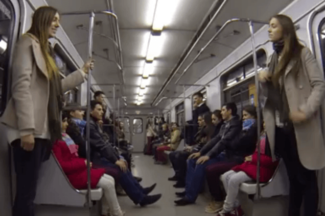 Киевлян поразили пассажиры-близнецы в метро: опубликовано видео