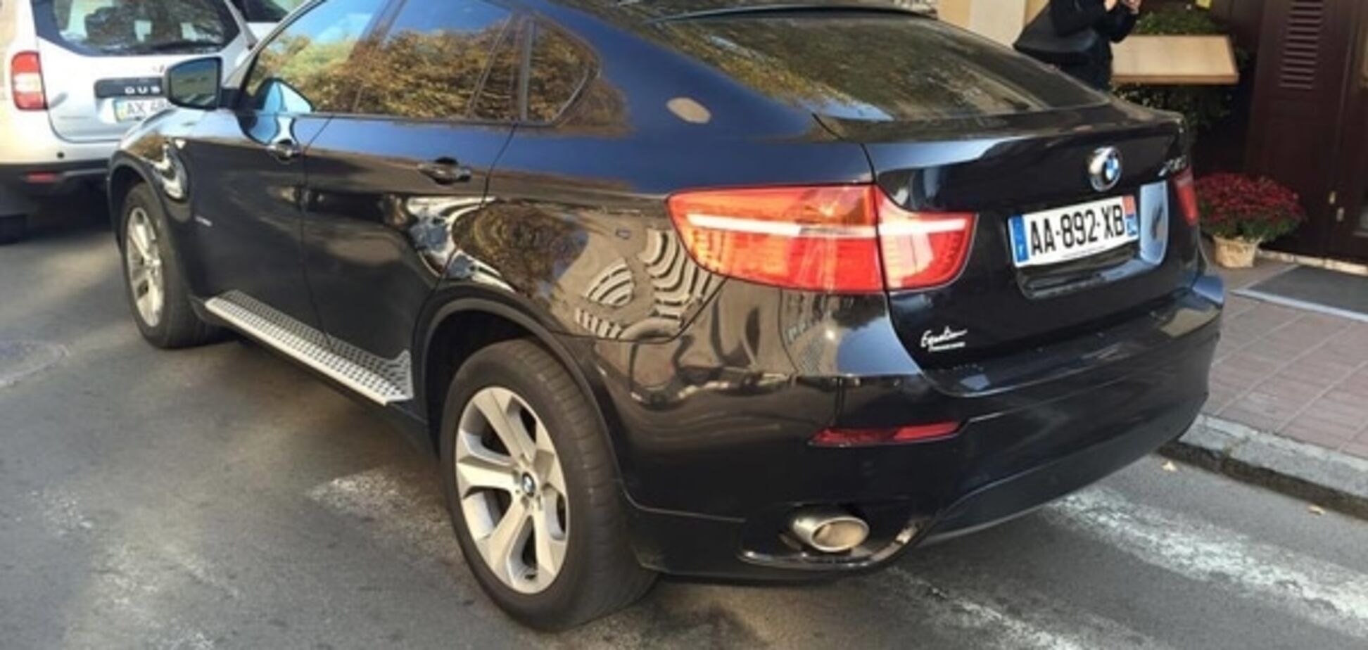 В центре Киева французский BMW 'наплевал' на украинских пешеходов