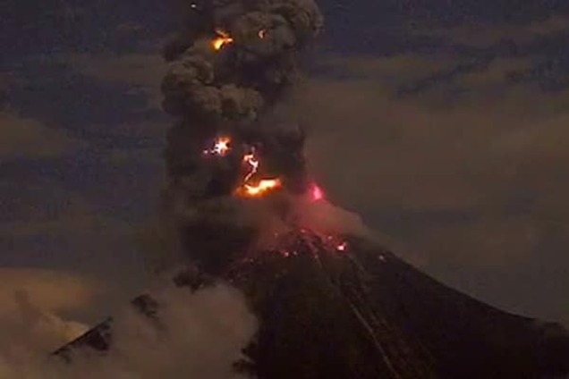 Розпочалося виверження найактивнішого вулкана Мексики: опубліковано відео