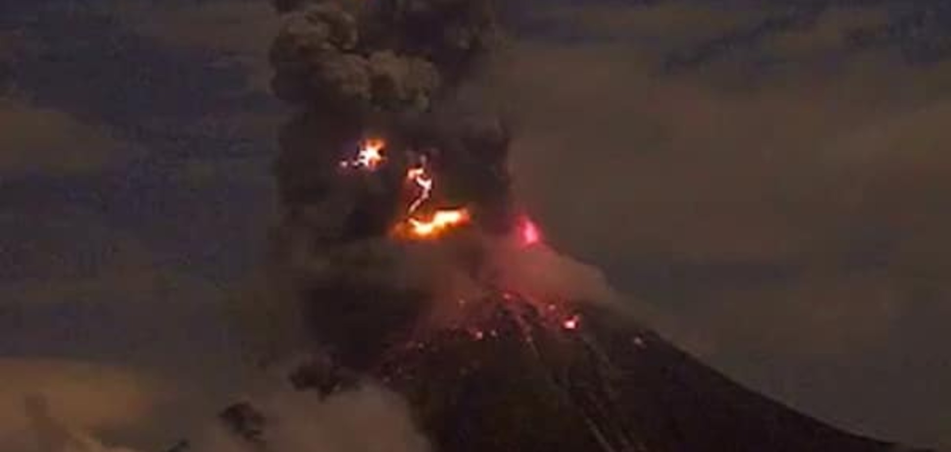 Началось извержение активнейшего вулкана Мексики: опубликовано видео
