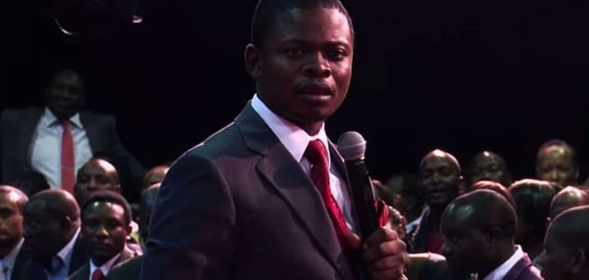 Почти чудо: священник в Зимбабве 'прошелся' по воздуху. Видео