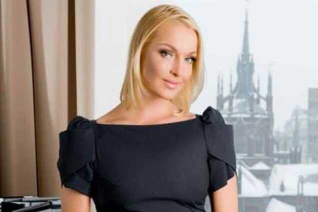 Волочкова сделала коронный шпагат и разбила люстру ногой: фотофакт