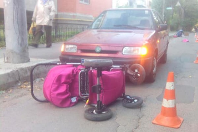 Жінка за кермом збила двох матерів з колясками у Вінниці: фото з місця ДТП