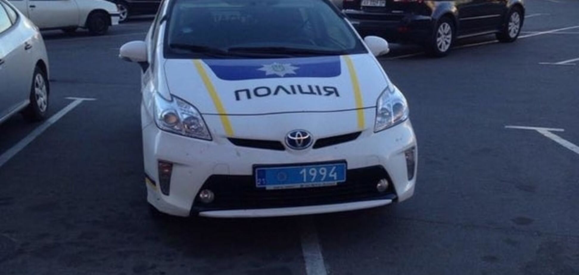 'Полицейская парковка': Prius стал автохамом: фотофакт