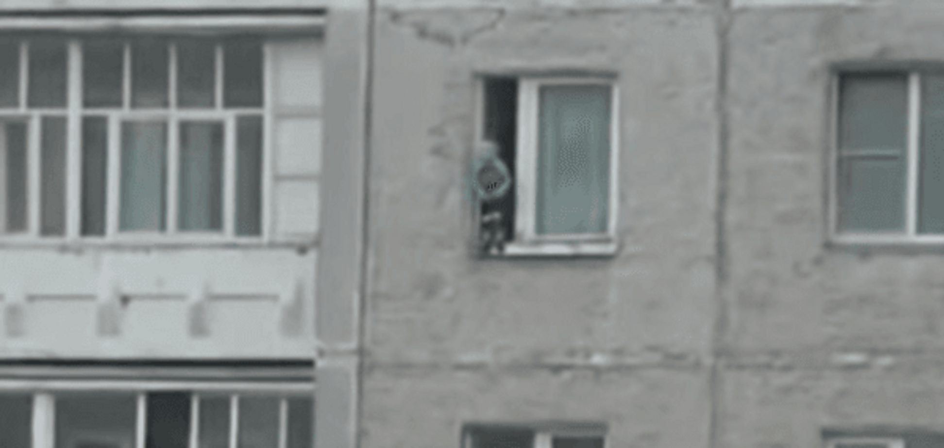 Сердце в пятки! В России 2-летний малыш 'гулял' по подоконнику 8 этажа: шокирующее видео