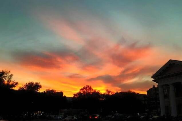 Небо над Киевом вспыхнуло яркими красками: удивительные снимки