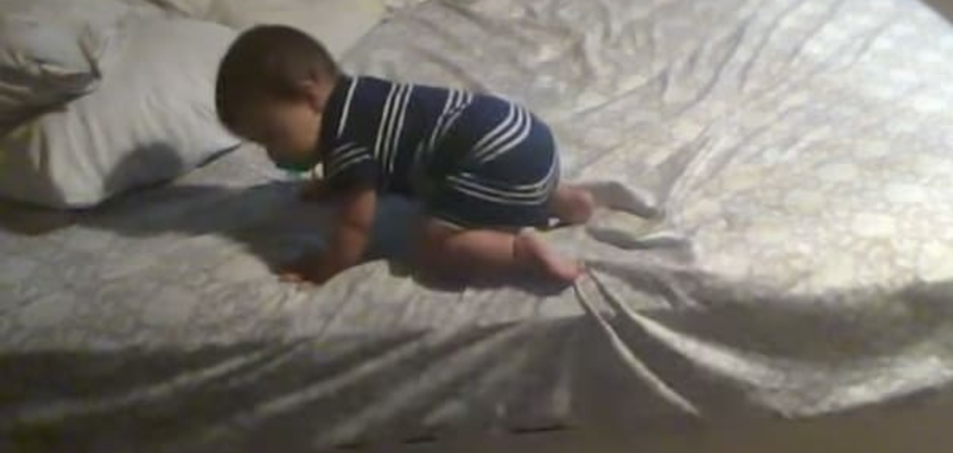 Гениальный детский лайфхак: смышленый 2-летний малыш покорил YouTube