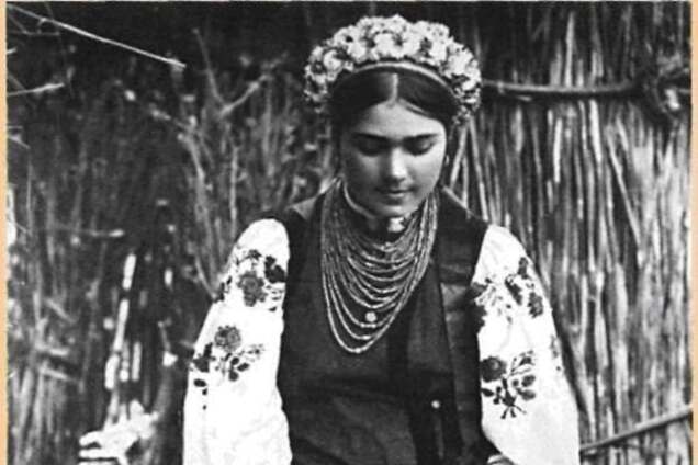 Как выглядели украинки 100 лет назад: вышитые наряды, бусы и роскошные венки
