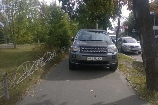 Land Rover не дает прохода киевлянам: фото нарушителя