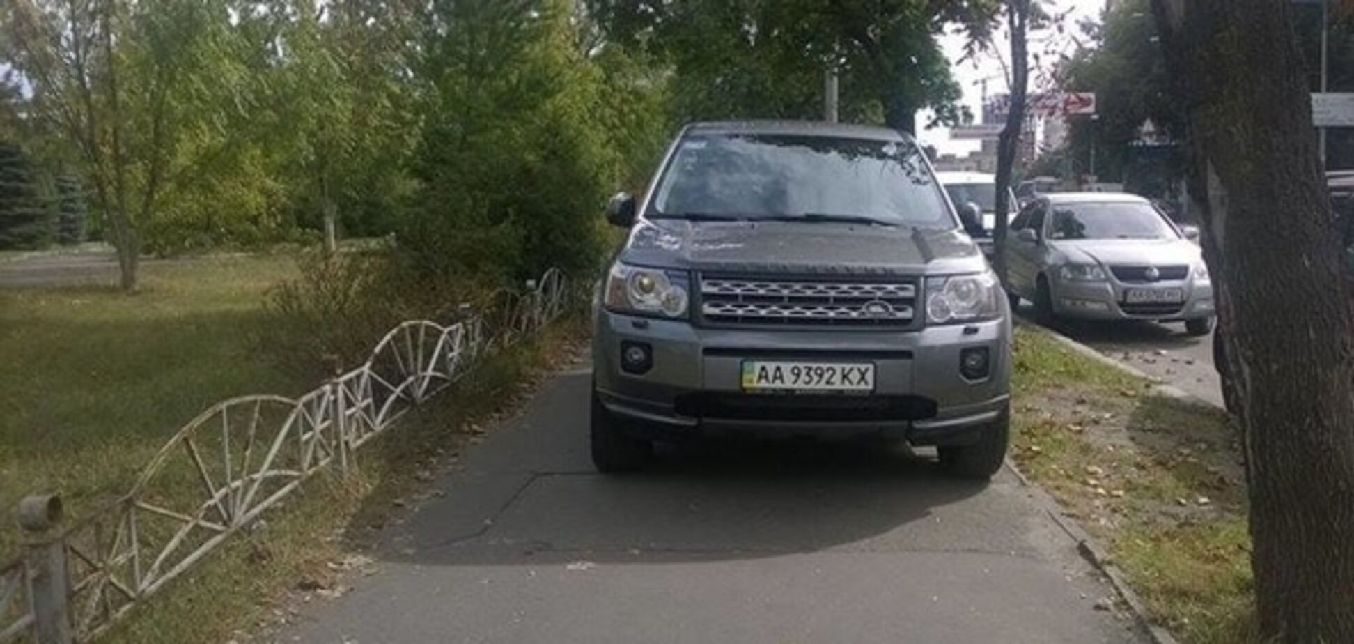Land Rover не дает прохода киевлянам: фото нарушителя