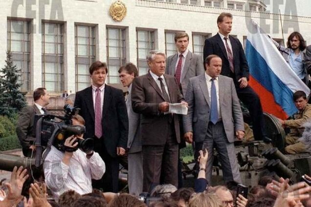 Пожелавшей сделать Украину изгоем России напомнили ее перевороты