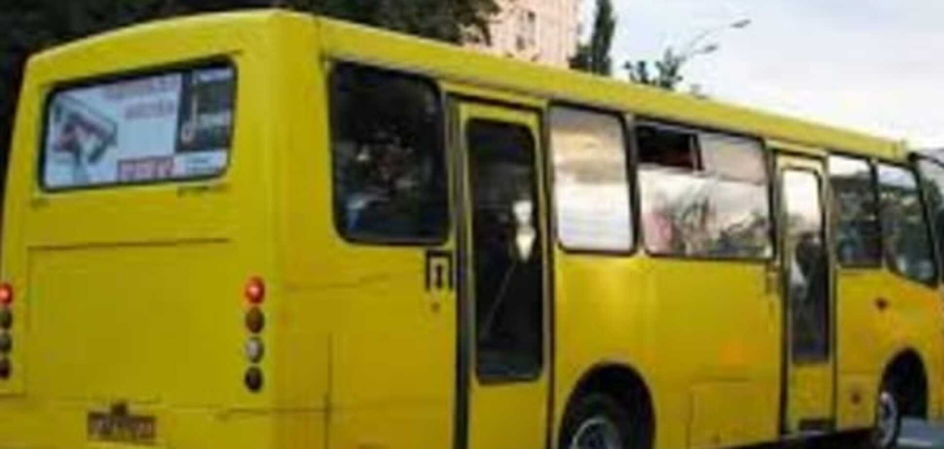 У Києві на зупинці помер водій маршрутки