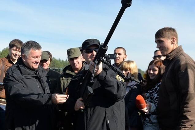 Аваков дал Турчинову пострелять из американской супервинтовки: опубликованы фото