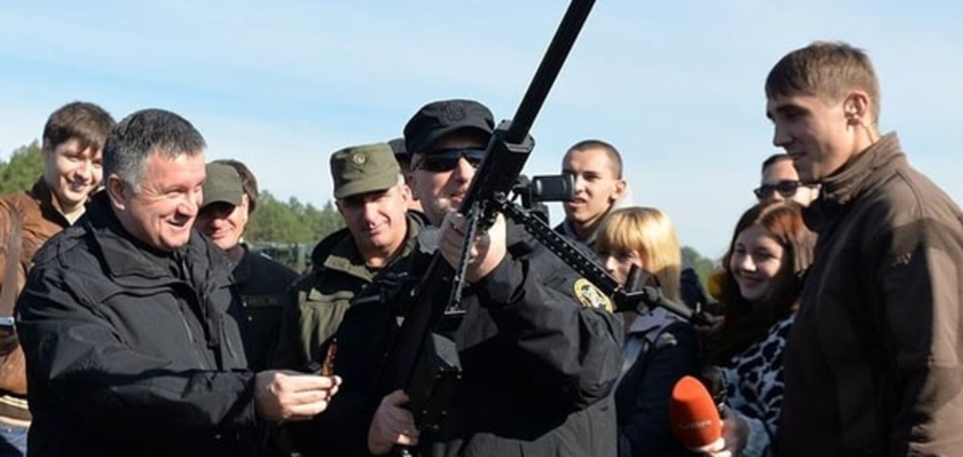 Аваков дав Турчинову постріляти з американської супергвинтівки: опубліковані фото