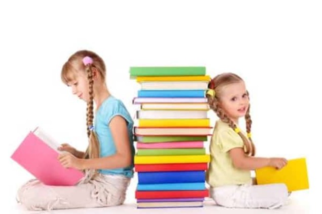 Книжкові пристрасті: як і чому тисячі дітей по всій Україні залишилися без шкільних підручників