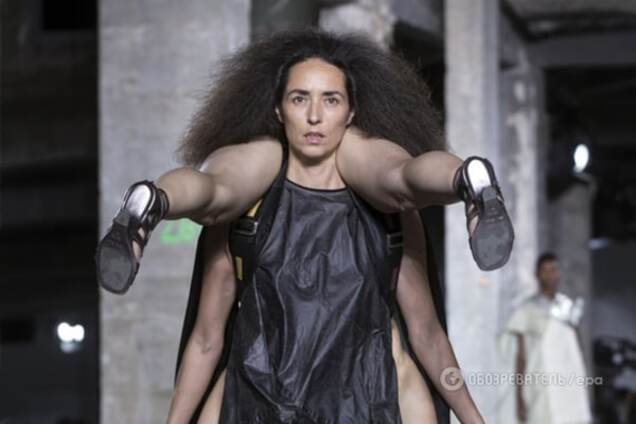 Мода не для всех: 'девушка-рюкзак' произвела фурор в Париже