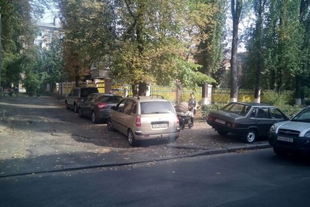 В Киеве автохам перекрыл проход женщине с коляской: фотофакт