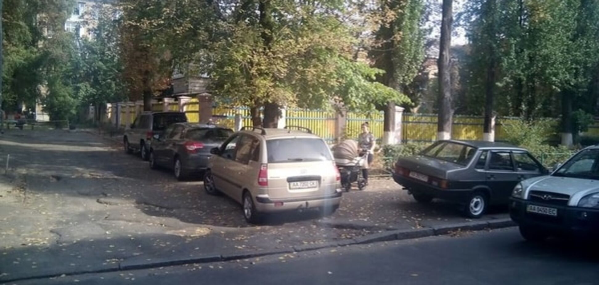 У Києві автохам перекрив прохід жінці з коляскою: фотофакт