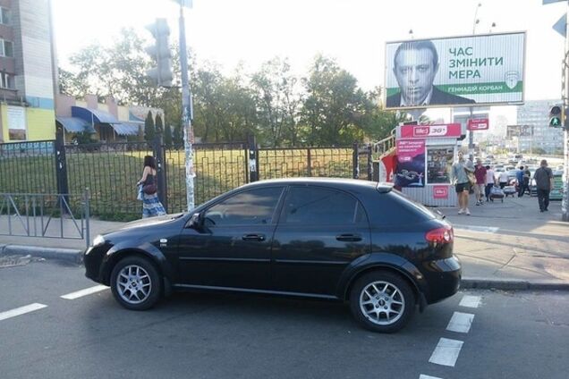 В Киеве автохам перепутал парковку с пешеходным переходом: фотофакт