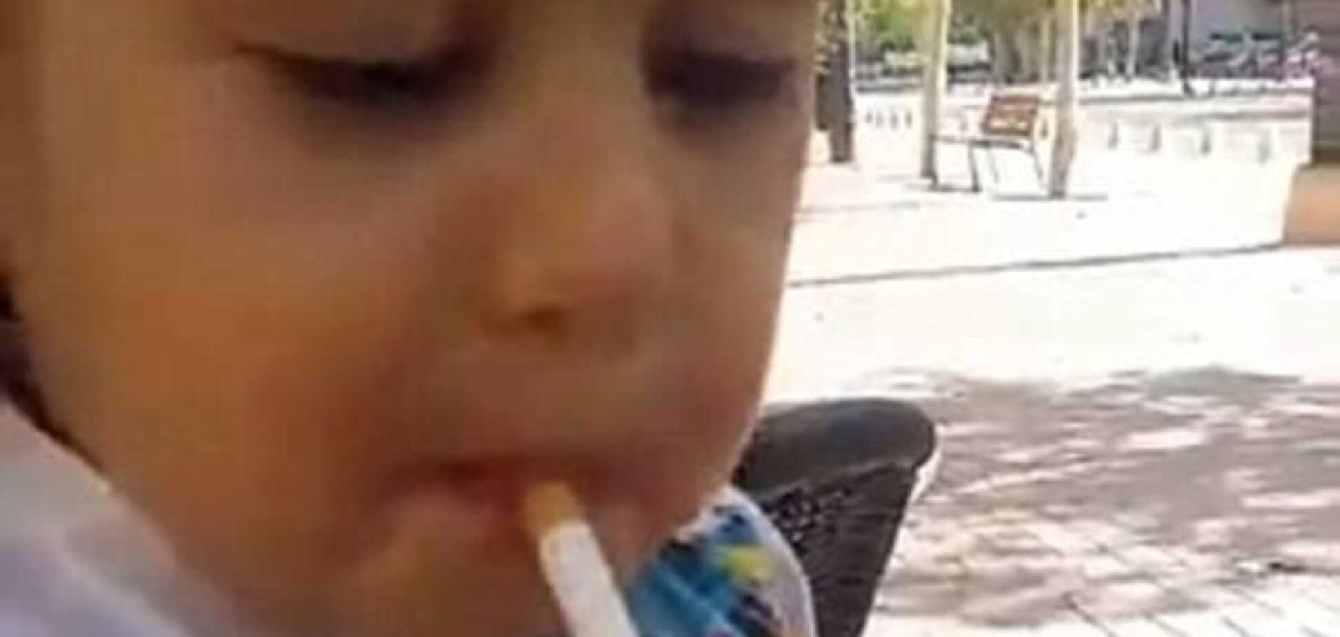 В сети появилось шокирующее видео: маленького ребенка заставили курить и пить пиво