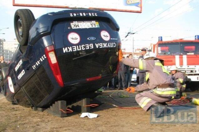 В Киеве перевернулся автомобиль с охранниками: фото с места ДТП