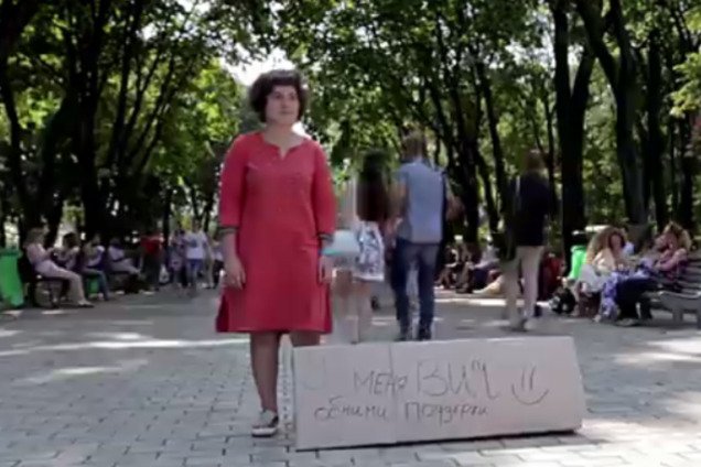 Киевлян трогательным экспериментом заставили обниматься: видеофакт
