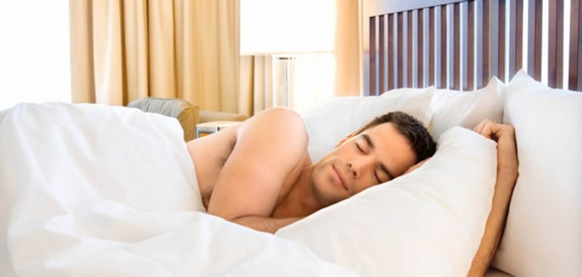 Учені пояснили, чому чоловік повинен спати голим
