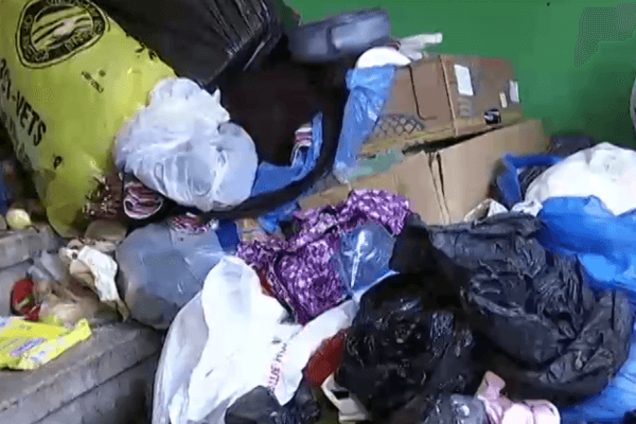 Заложница мусорной кучи: во Львове инвалид 2 года не может выбраться на улицу - видеофакт