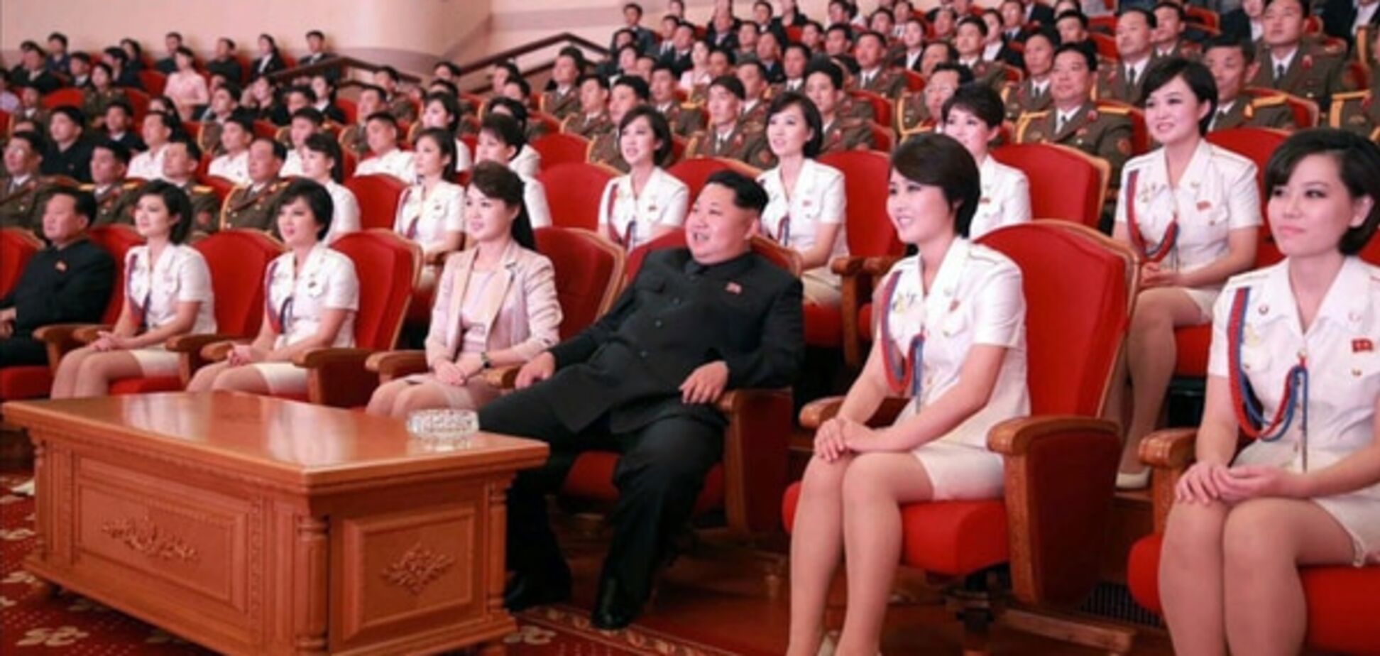 Зачастил: Ким Чен Ын опять показал свою живую жену – фотофакт