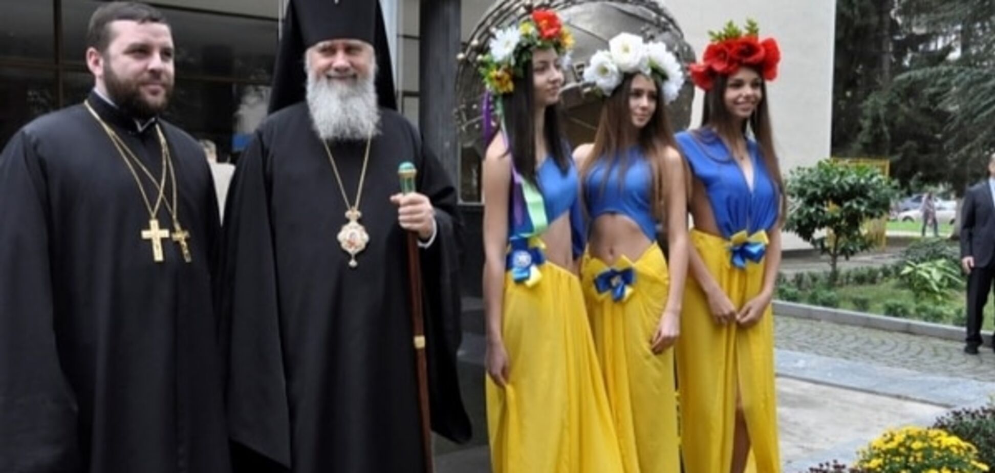 Обнаженные студентки и священники: сеть поразили фото с празднования 70-летия Ужгородского вуза