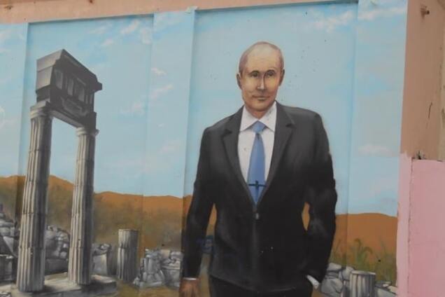 В оккупированной Керчи 'изуродовали' российских президентов: опубликованы фото