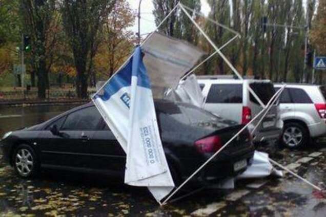 В Киеве 'сбежавшая' агитпалатка накинулась на автомобиль: фотофакт
