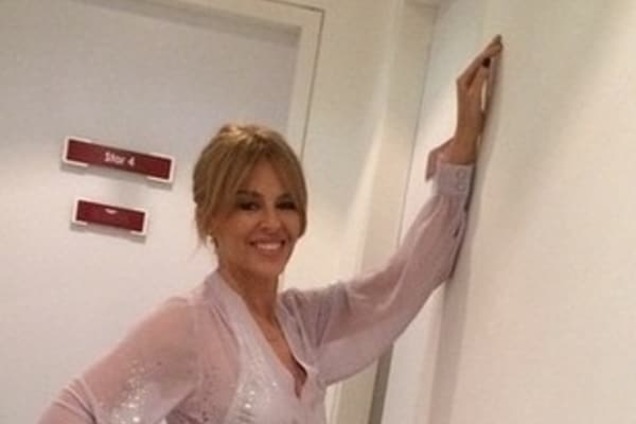 47-летняя Кайли Миноуг похвасталась фигурой в прозрачном халате