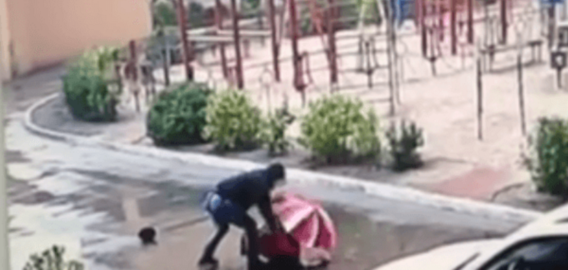 Полный беспредел! В Киеве среди бела дня дерзкий грабитель душил женщину: видеофакт