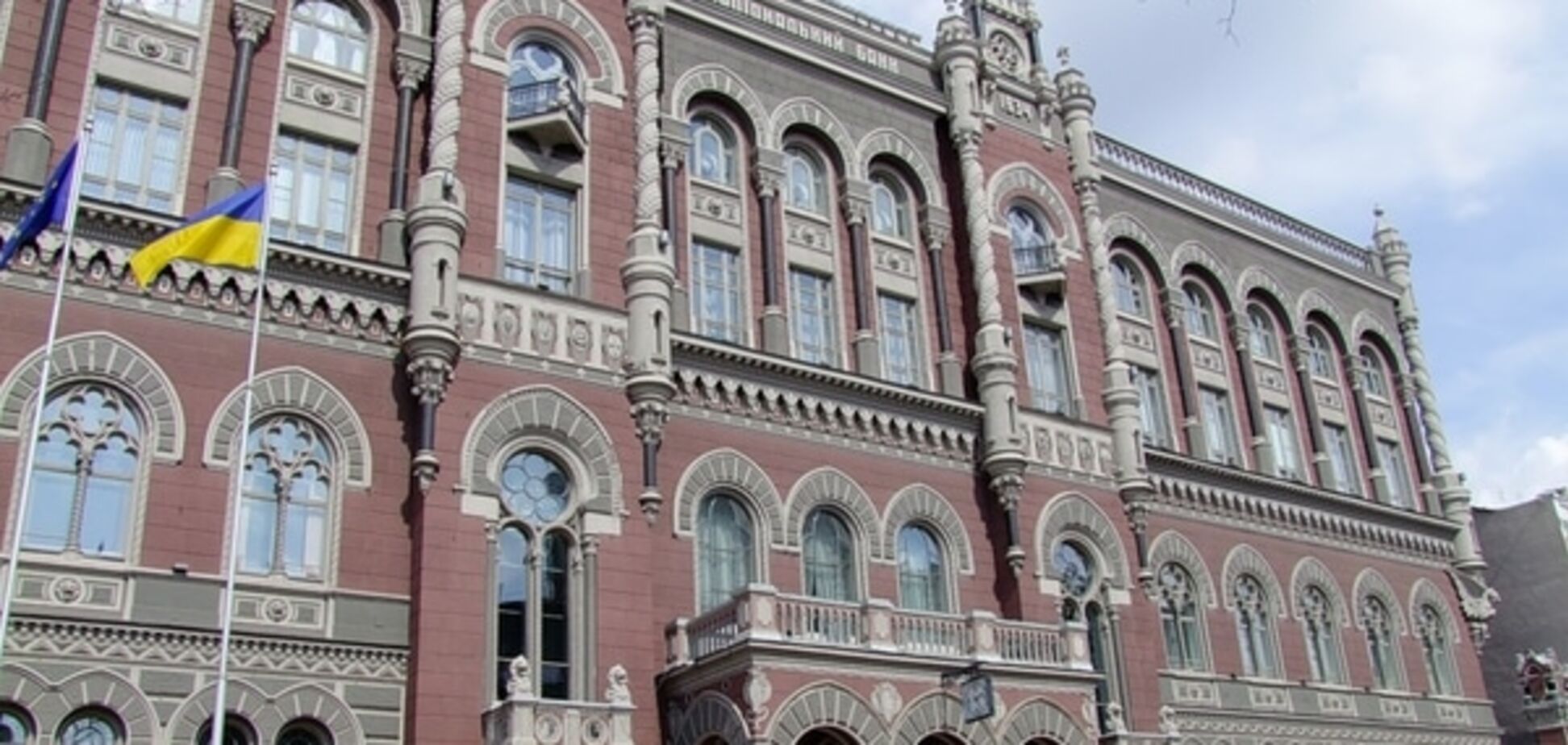 Курс доллара НБУ вплотную приблизился к психологическому порогу