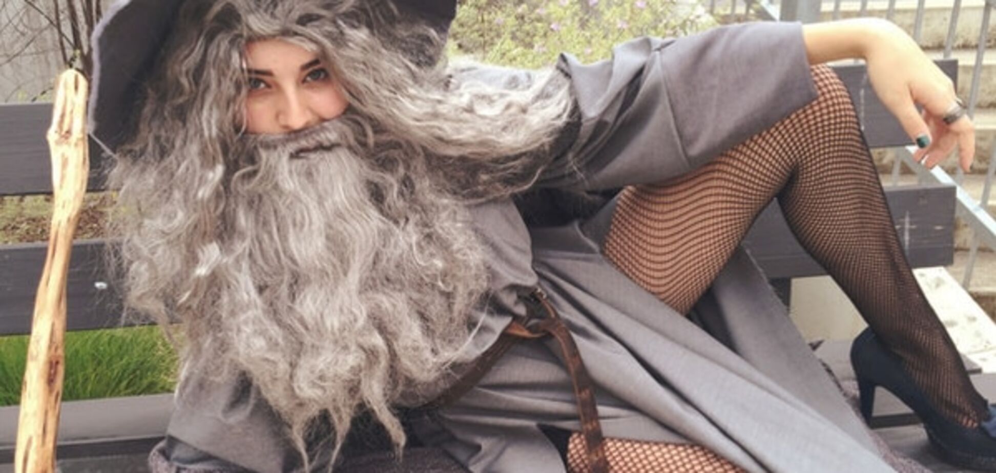 Сексуальная девушка с бородой и в колготках покорила интернет: фотофакт