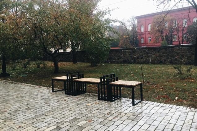 Такі різні: у київському парку з'явилися креативні лавочки