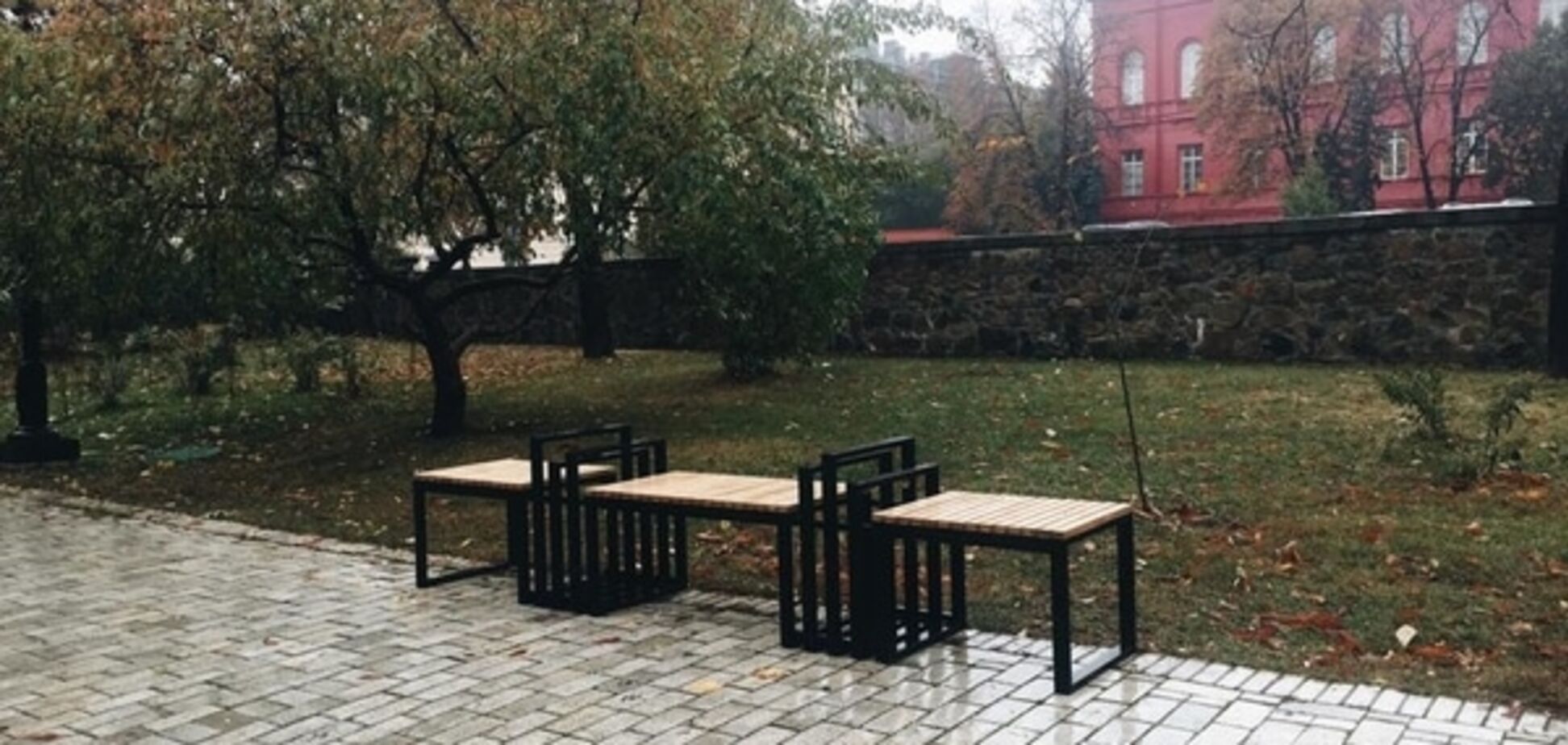 Такие разные: в киевском парке появились креативные лавочки