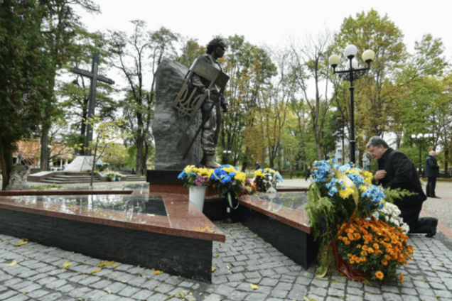 Порошенко в Ивано-Франковске встал на колени в память о павших Героях: фотофакт